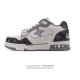 公司级 Lv Skate Sneaker 路易威登 2025年新款运动板鞋 蛇年限定 春夏秀场初次亮相，此次以粒面牛皮革焕新呈现。加垫鞋领和鞋舌援引滑板鞋设计，