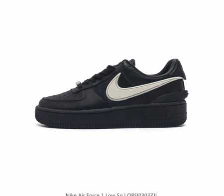 耐克 空军一号 Af1 低帮休闲板鞋 Ambush X Nk Air Force 7 Low Sp 空军一号联名标志性的swoosh延伸至鞋跟之外 鞋舌和鞋垫上 - 点击图像关闭
