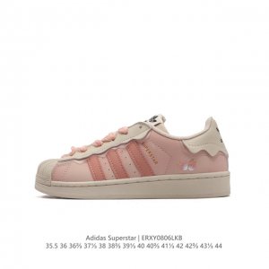 阿迪达斯 Adidas Superstar 三叶草经典贝壳头系列 新款休闲板鞋潮流男女士运动鞋 。鞋面柔软皮革材质 标志性的贝壳鞋头，锯齿三条纹，简约的线条。就
