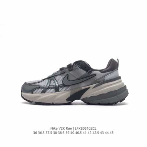 Nike 耐克 V2K Run 减震防滑 复古低帮跑步鞋 超火复古跑鞋，采用太空革组合呼吸网眼布鞋面材质，搭载正确4层组合底模，嵌入tpu加固稳定模块,双层md