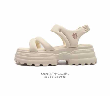 Chanel 香奈儿 Logo 厚底增高休闲凉鞋 众多明星网红上脚 鞋面采用防水tpu材质 扣饰经过防氧化防腐蚀处理 原版大扣 并非市场上的烤漆掉色便宜扣饰 大 - 点击图像关闭