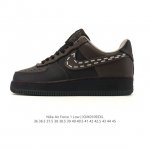 耐克 Nike Air Force 1 '07 Low 空军一号含气垫 低帮百搭厚底增高休闲运动板鞋。柔软、弹性十足的缓震性能和出色的中底设计，横跨复古与现代的