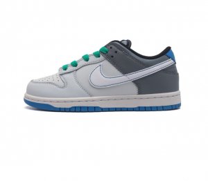 童鞋 耐克nike Dunk Low 板鞋 Sb系列经典百搭休闲运动板鞋加厚鞋舌的填充 使舒适性大大提升 同时也更方便穿脱中底部分则加入了脚感柔软舒适zooma