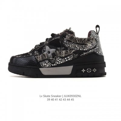 公司级 Lv Skate Sneaker 路易威登 2025年新款运动板鞋 蛇年限定 春夏秀场初次亮相，此次以粒面牛皮革焕新呈现。加垫鞋领和鞋舌援引滑板鞋设计，