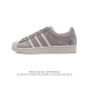 阿迪达斯 Adidas Superstar 三叶草经典贝壳头系列 新款休闲板鞋潮流男女士运动鞋 。鞋面柔软皮革材质 标志性的贝壳鞋头，锯齿三条纹，简约的线条。就
