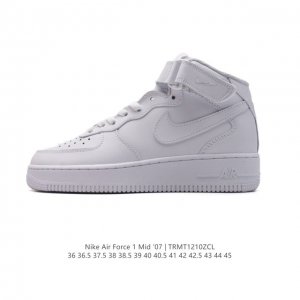 耐克nike Air Force 1 Mid 07 空军一号中帮百搭休闲运动板鞋。柔软、弹性十足的缓震性能和出色的中底设计，横跨复古与现代的外型结合，造就出风靡