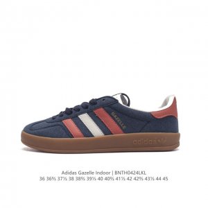 阿迪达斯 Adidas Originals Gazelle Indoor 复古三叶草防滑透明橡胶板鞋经典运动鞋。这款经典鞋,忠于原版设计,缀撞色三条纹和鞋跟饰片
