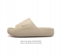 耐克 Nike Calm Slide 经典运动拖鞋时尚厚底增高男女一字拖鞋 沙滩鞋，拖鞋的外观十分吸引人，融合了舒适与时尚的元素，延续了简约独特的美学风尚，一体