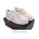 耐克 Nike Air Force 1 '07 Low 空军一号含气垫 低帮百搭厚底增高休闲运动板鞋。柔软、弹性十足的缓震性能和出色的中底设计，横跨复古与现代的