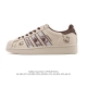 阿迪达斯 Adidas Originals Gazelle Indoor复古三叶草防滑透明橡胶板鞋经典运动鞋。这款经典鞋,忠于原版设计,缀撞色三条纹和鞋跟饰片。
