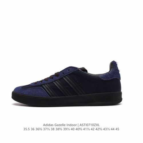 阿迪达斯 Adidas Originals Gazelle Indoor 复古三叶草防滑透明橡胶板鞋经典运动鞋。这款经典鞋,忠于原版设计,缀撞色三条纹和鞋跟饰片