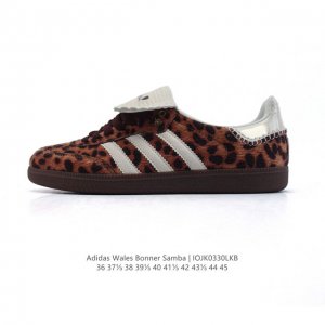 真标 阿迪达斯 德训鞋 经典复古低帮休闲运动慢跑鞋Wales Bonner X Adidas 2025 全新秋冬系列联名鞋款 豹纹织物鞋面经典运动板鞋。该鞋超大