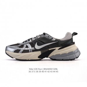 Nike 耐克 V2K Run 减震防滑 复古低帮运动跑步鞋 超火复古跑鞋，采用太空革组合呼吸网眼布鞋面材质，搭载正确4层组合底模，嵌入Tpu加固稳定模块,双层