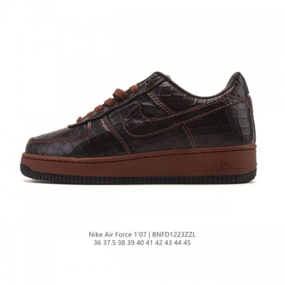 耐克 Nike Air Force 1 '07 Low 空军一号含气垫 低帮百搭厚底增高休闲运动板鞋。柔软、弹性十足的缓震性能和出色的中底设计，横跨复古与现代的