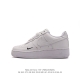 耐克 Nike Air Force 1 '07 Low 空军一号含气垫 低帮百搭厚底增高休闲运动板鞋。柔软、弹性十足的缓震性能和出色的中底设计，横跨复古与现代的