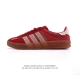 阿迪达斯 Adidas Originals Gazelle Indoor复古三叶草防滑透明橡胶板鞋经典运动鞋。这款经典鞋,忠于原版设计,缀撞色三条纹和鞋跟饰片。