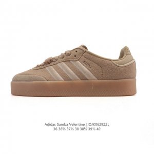 Adidas 阿迪达斯 女款运动鞋 三叶草Samba Velentine 休闲鞋 德训鞋 大花朵 复古板鞋经典运动鞋。一款阿迪达斯的Samba面包鞋，该鞋具有厚