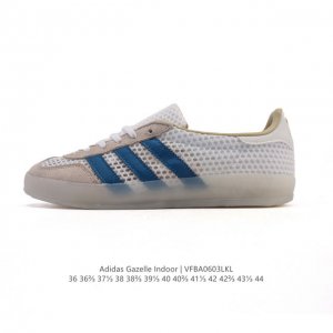 阿迪达斯 Adidas Originals Gazelle Indoor复古三叶草防滑透明橡胶板鞋经典运动鞋。这款经典鞋,忠于原版设计,缀撞色三条纹和鞋跟饰片。