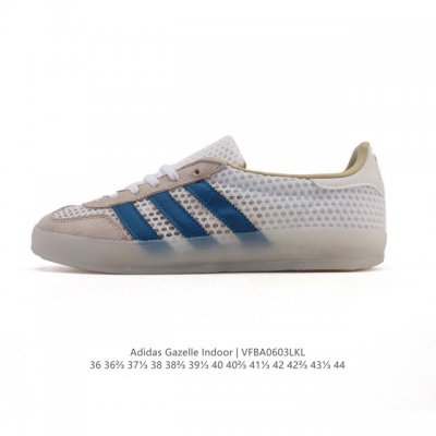 阿迪达斯 Adidas Originals Gazelle Indoor复古三叶草防滑透明橡胶板鞋经典运动鞋。这款经典鞋,忠于原版设计,缀撞色三条纹和鞋跟饰片。