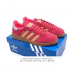 公司级 阿迪达斯 Adidas Handball Spezial 低帮三叶草学院风复古休闲板鞋 德训鞋 橡胶底柔软皮革经典运动鞋板鞋。圆头、缝合拼接设计、正面绑