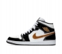 真二层耐克 Nike Air Jordan 1 Retro High Og 乔丹一代aj1 乔1 Aj1 高帮篮球鞋复刻运动鞋 皮面高帮板鞋的设计灵感源自运动夹