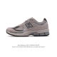 新百伦 New Balance 2002R 跑鞋 男女运动鞋厚底老爹鞋。沿袭了面世之初的经典科技，以 ENCAP 中底配以升级版 N-ERGY 缓震物料。鞋面则