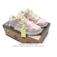 公司级 耐克联名 Off-White X Nike Dunk Low 解构绑带 双鞋带 运动滑板鞋 鞋身侧边印有说明书式字样和烫银字样，外侧鞋带结构和色块标签。