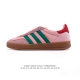阿迪达斯 Adidas Originals Gazelle Indoor复古三叶草防滑透明橡胶板鞋经典运动鞋。这款经典鞋,忠于原版设计,缀撞色三条纹和鞋跟饰片。