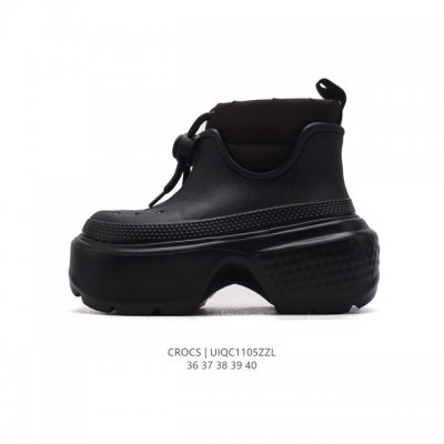 CROCS 卡骆驰 厚底 高跟 圆头 时装靴 抽拉绳 高帮靴子，穿搭博主、时髦精、明星们都喜欢的crocs鞋。这双 Crocs 又要火！网友：侃爷同款巴黎世家平