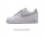 耐克 Nike Air Force 1 '07 Low 空军一号含气垫 低帮百搭厚底增高休闲运动板鞋。柔软、弹性十足的缓震性能和出色的中底设计，横跨复古与现代的