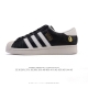 阿迪达斯 Adidas Superstar 2025年新款鞋子 蛇年新款经典贝壳头系列 新款休闲板鞋潮流男女士运动鞋 鞋面柔软皮革拼接材质 标志性的贝壳鞋头 简