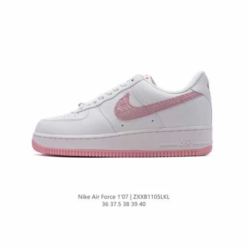 耐克 Nike Air Force 1 '07 Low 空军一号含气垫 低帮百搭厚底增高休闲运动板鞋。柔软、弹性十足的缓震性能和出色的中底设计，横跨复古与现代的