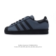 130 阿迪达斯 Adidas Superstar 三叶草经典贝壳头系列 新款休闲板鞋潮流男女士运动鞋 。鞋面柔软皮革材质 标志性的贝壳鞋头，锯齿三条纹，简约的