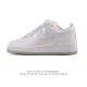 耐克 Nike Air Force 1 '07 Low 空军一号含气垫 低帮百搭厚底增高休闲运动板鞋。柔软、弹性十足的缓震性能和出色的中底设计，横跨复古与现代的