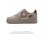耐克 Nike Air Force 1 '07 Low 空军一号含气垫 低帮百搭厚底增高休闲运动板鞋。柔软、弹性十足的缓震性能和出色的中底设计，横跨复古与现代的