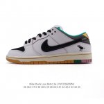 公司级 耐克 Nike Sb Dunk Low Pro 运动鞋复古板鞋。采用柔软皮革织物拼接鞋面，经久耐穿，塑就如元年款 Dunk 般的复古质感。鞋头透气孔，搭