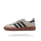 阿迪达斯 Adidas Handball Spezial 三叶草学院风复古休闲板鞋 德训鞋 橡胶底柔软皮革经典运动鞋板鞋。圆头、缝合拼接设计、正面绑带、鞋舌部位