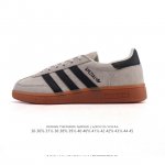 性价比版本 阿迪达斯 Adidas Handball Spezial 低帮三叶草学院风复古休闲板鞋 德训鞋 橡胶底柔软皮革经典运动鞋板鞋。圆头、缝合拼接设计、正