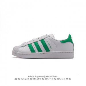 阿迪达斯 Adidas Superstar 三叶草经典贝壳头系列 新款休闲板鞋潮流男女士运动鞋 。鞋面柔软皮革材质 标志性的贝壳鞋头，锯齿三条纹，简约的线条。就