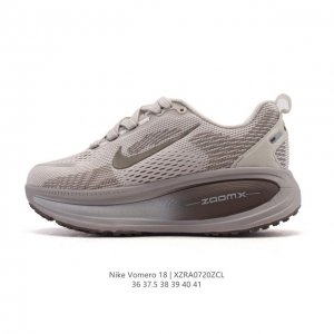 耐克 Nike Vomero 18 厚底增高老爹运动跑步鞋。全新 Vomero 提供比以往更多的緩衝效能以及該系列有史以來最高的鞋底高度，結合 Nike 的 Z