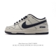 耐克 Nike Dunk Low Retro 运动鞋复古板鞋。作为 80 年代经典篮球鞋款，起初专为硬木球场打造，后来成为席卷街头的时尚标杆，现以经典细节和复古