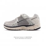 Nike 耐克夏季 Zoom Vomero 5 运动鞋休闲训练跑步鞋。Nike Zoom Vomero 5 男女子运动鞋妥帖包覆足部，提供透气支撑效果。耐穿材料