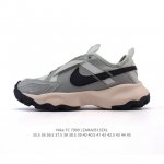 耐克Nike Tc 7900 运动鞋 新款老爹鞋，织带与对勾交错穿插，以及它的走线和收口，看起来都非常的有设计感，很高级。 对勾是有反光效果的 鞋底用了厚实的泡