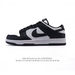 耐克 Nike Dunk Low Retro 运动鞋复古板鞋，作为 80 年代经典篮球鞋款，起初专为硬木球场打造，后来成为席卷街头的时尚标杆，现以经典细节和复古