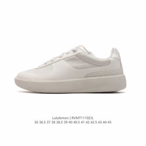 公司级 lululemon Cityverse 露露乐蒙 板鞋 白色，lulu家的第一双男女款板鞋，做的真心不错，颜值挺高的，上脚很轻盈，脚感还算舒适，整体以白