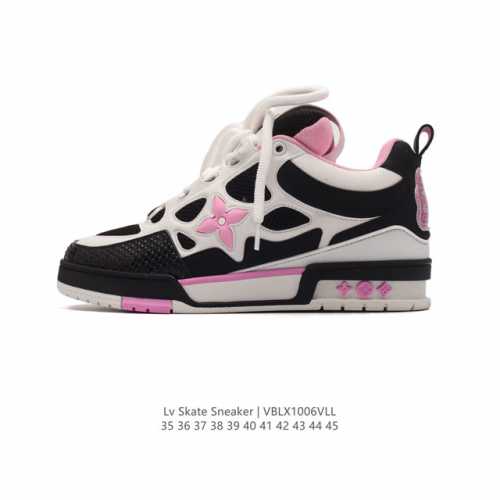 公司级 Lv Skate Sneaker 路易威登 男女士运动板鞋于 2024 秋冬秀场初次亮相，此次以粒面牛皮革焕新呈现。加垫鞋领和鞋舌援引滑板鞋设计，科技鞋