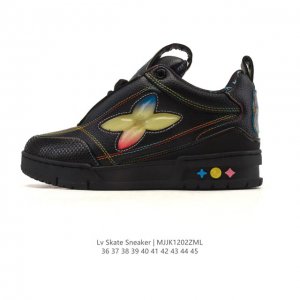 公司级 Lv Skate Sneaker 路易威登 2025年新款运动板鞋 蛇年限定 春夏秀场初次亮相，此次以粒面牛皮革焕新呈现。加垫鞋领和鞋舌援引滑板鞋设计，
