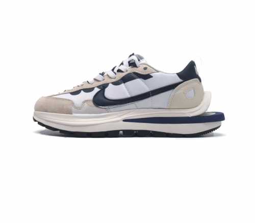 耐克 Sacai X Nike Vaporwaffle 华夫三代 走秀重磅联名款运动鞋 鞋款由pegasus与vaporfly两款鞋型的设计元素共同构建 鞋身材