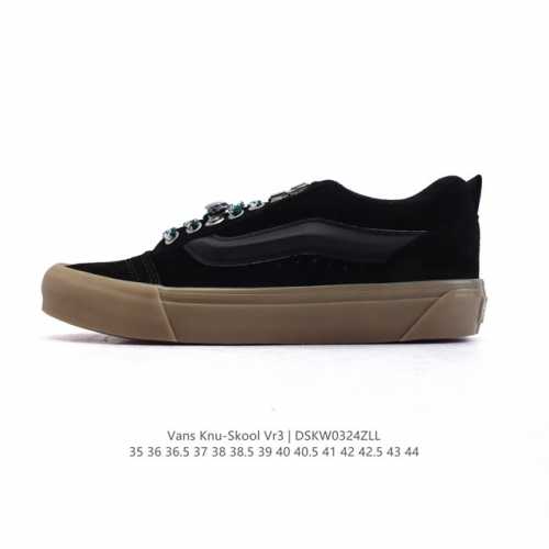 130 万斯 Vans Knu-Skool Vr3 Lx 面包鞋皮革拼接鞋面。坎普尔·茱利安系列低帮复古硫化休闲运动板鞋“肥胖版大Logo”要说整个2023年最