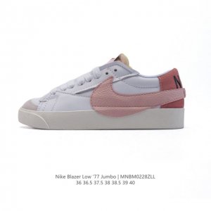 耐克 Nike Blazer Low '77 Jumbo 运动鞋，抓地板鞋，革新重塑经典街头人气鞋款，采用人气传统外观，巧搭大号耐克勾勾设计和宽大鞋带。柔软泡绵